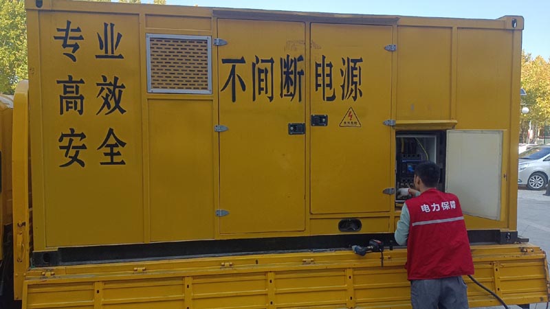 上思柴油发电机组和UPS电源配合使用时，如何避免切换过程中的电力中断？